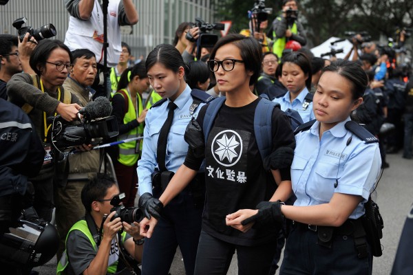 2014年12月11日，香港政府清场占中运动，何韵诗被警察押走。(Lucas Schifres/Getty Images)