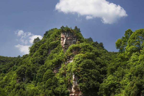 师徒二人各凿了一座大佛，一个盛名天下，一个名不见经传