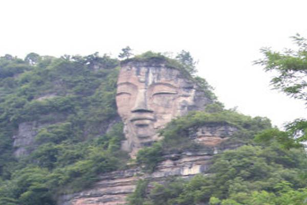 师徒二人各凿了一座大佛，一个盛名天下，一个名不见经传